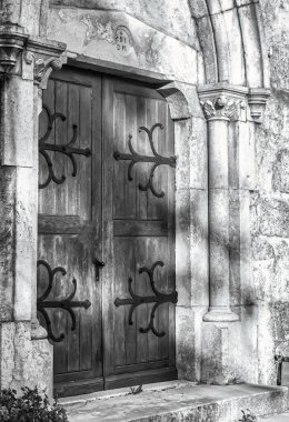 Alex, Fransa - 12 Eylül 2020: Fransız Alplerinde tarihi bir ortaçağ kilisesinin Gotik görünümlü giriş kapıları