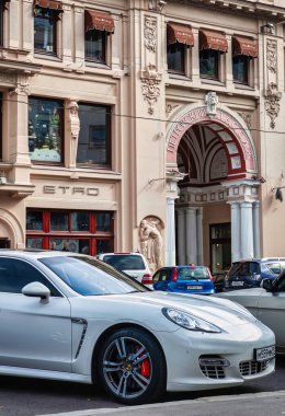 Moskova, Rusya - 10 Eylül 2010: Pahalı ve modern bir spor araba klasik Moskova caddesinde park edilmiştir. Eski ve yeni, fakir ve zengin arasındaki zıtlığı göstermektedir.