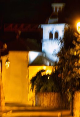 Menthon Saint Bernard, Fransa - 29 Ağustos 2020: küçük bir köy yolu ve civarındaki kilise kulesi.