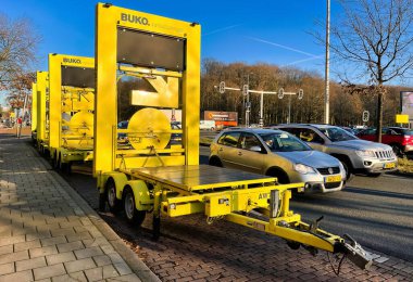 Den Haag, Hollanda - 16 Aralık 2021: İnşaat alanında çalışmak için çok sayıda mobil yol işareti kullanılacak bir yol boyunca yerleştirildi