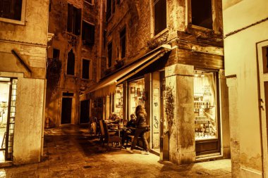 Venedik, İtalya - 16 Şubat 2016: Turistler yokken Venedik ziyareti. Terk edilmiş bir meydanda küçük bir restoran..