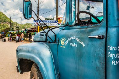 Vinales, Küba - 10 Temmuz 2018: Araba kamyonları, antika Amerikan yaşlıları hala Küba 'daki taşımacılığın belkemiği.
