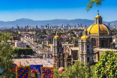 Mexico City, Mexico - 08 Şubat 2017: Guadelupe Katedrali 'nden muhteşem bir şehir manzarası