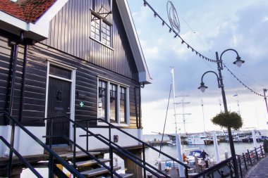 Volendam, Hollanda - 08 Ekim 2022: Tipik bir Hollanda liman köyündeki tarihi ahşap bir binadaki liman ofisi
