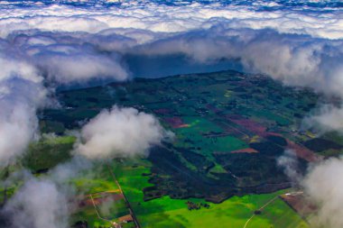 Puerto Montt, Şili - 12 Kasım 2014: Puerto Montt yeşil tarla ve bulutların hava manzarası