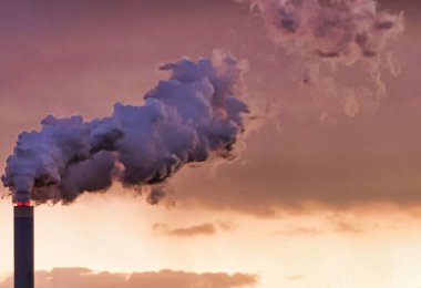 Rotterdam, Hollanda - 22 Kasım 2021: Gündüz vakti, siyah duman veya gaz borularından çıkan dumanlarla dolu bir limanda oldukça kirletici bir kara kömür santrali