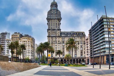 Montevideo, uruguay - 30 Ekim 2022: Bağımsızlık meydanındaki ünlü tarihi eser
