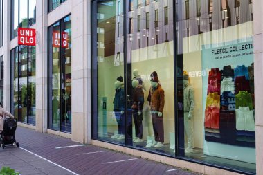 Den Haag, Hollanda - 01 Kasım 2021: alışveriş merkezindeki büyük bir mağazanın girişi