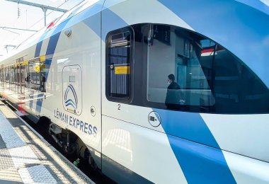 Annecy, Fransa - 22 Ekim 2021: Cenevre 'yi bölgesel bir istasyona bağlayan yeni bir İsviçre RER treni