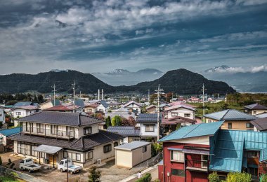Yamanouchi, Japonya - 24 Ekim 2017: Yudanaka istasyonu yakınlarındaki çatıların ve alplerin gündüz görüntüsü