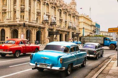 Havana, Küba - Temmuz 06 2018: Sokakta klasik arabalar şehir merkezinde bir trafik lambasının önünde bekliyor.