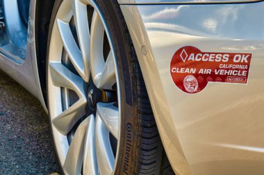 San Francisco, ABD - 04 Mart 2020: Temiz Hava Aracı etiketi, Motorlu Taşıtlar Dairesi tarafından belirlenen emisyon standartlarını karşılayan nitelikli araçların sürücüleri içindir