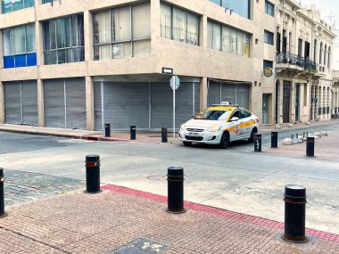 Montevideo, uruguay - 30 Ekim 2022: Ciudad vieja 'da bir taksi bir müşteriyi taşıyordu.