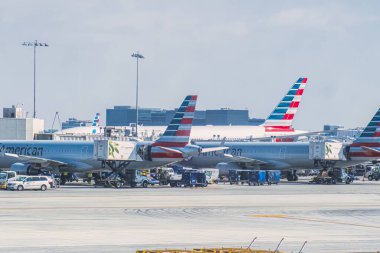 Los Angeles, ABD - 23 Şubat 2020: uçaklar havaalanı terminalinin kapısında bekliyor ve park halindeler.