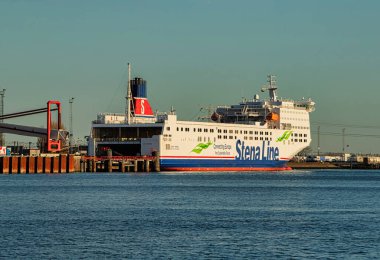 Rotterdam, Hollanda - 11 Kasım 2021: Stena Hattı 'nın kenetlenmiş bir feribot gemisi kargo, kamyon, araba ve yolcularla yükleniyor