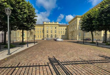 Den Haag, Hollanda - 25 Ağustos 2021: Kraliyet tarihi sarayına giden giriş yolu noordeinde