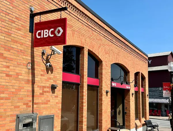 Port Perry, Kanada - 19 Ağustos 2023: Cibc Kanada bankasının işareti bir kasabanın ana caddesindeki bir ofis binasının önünde asılı.