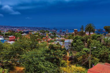 Valparaiso, Şili - 12 Kasım 2014: sanat, graffiti ve turistler gündüz UNESCO Valparaiso 'dur