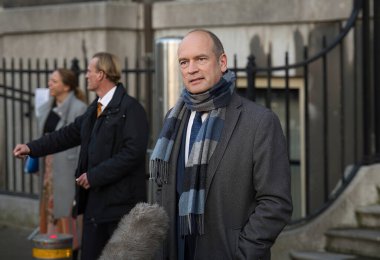 Den Haag, Hollanda - 23 Kasım 2021: Hollandalı bir siyasi liderin portresi ülkenin siyasi kalbinde basın tarafından takip ediliyor: Lahey