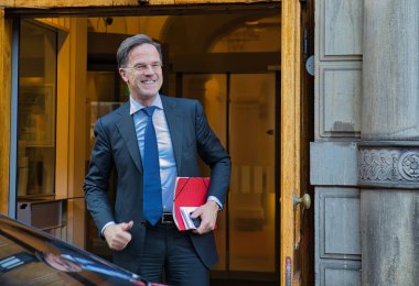 Hollanda 'nın Den Haag kenti - 23 Kasım 2021: Hollanda siyasetinin portresi, başbakan Mark Rutte, ülkenin siyasi kalbinde basın tarafından takip edilen: Lahey
