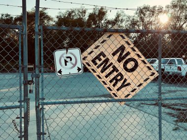 Port Perry, Kanada - 12 Ağustos 2023: İzinsiz girenleri uzak tutmak için özel bir mülkün çitlerine ve kapısına giriş izni verilmedi