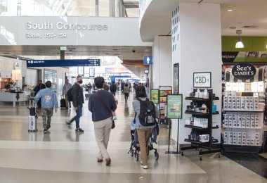 Los Angeles, Birleşik Devletler - 21 Şubat: Havaalanı terminalinde yolcuların yollarını nasıl bulacaklarını gösteren birçok işaret var