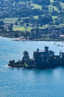 Talloires, Fransa - 08 Eylül 2020: tarihi Kale ve adasının havadan görünüşü