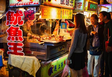 Taipei, Tayvan - 29 Kasım 2016: Birçok insan Taipei 'nin ünlü gece yemekleri pazarlarından birinde eğleniyor.
