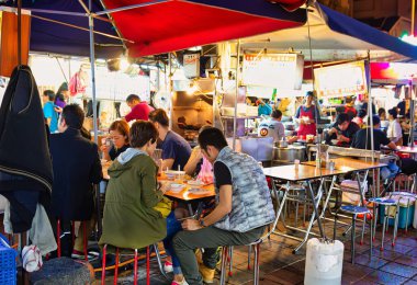 Taipei, Tayvan - 29 Kasım 2016: Birçok insan Taipei 'nin ünlü gece yemekleri pazarlarından birinde eğleniyor.