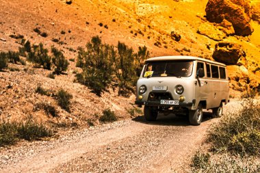 Almaty, Kazakistan - 16 Haziran 2017: Eski bir Sovyet yapımı 4 teker çekişli minibüs Charyn Kanyonu 'ndan geçiyor