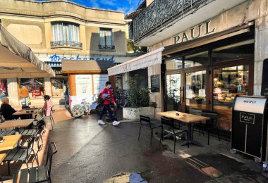 Annecy, Fransa - 22 Ekim 2021: büyük bir Fransız pastane ve şekerci dükkanı zinciri