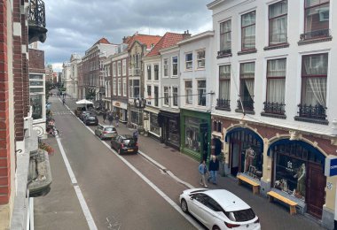 Lahey, Hollanda - 01 Ağustos 2021: Eski bir ortaçağ çekici ve genel bir bakış ile Hollanda 'daki tarihi evlerin genel görünümü