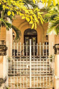 Havana, Küba - 08 Temmuz 2018: Havana 'nın eski bir yerleşim bölgesindeki bir villaya giriş kapısı.