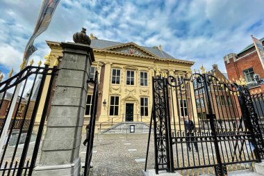 Lahey, Hollanda - 20 Ağustos 2021: Ünlü mauritshuis müzesinin bulunduğu zarif tarihi binanın altın kapılı girişi