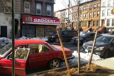 Brooklyn, ABD - 31 Ocak 2016: kavşağın yakınında tarihi binalar bulunan bir araba sokağa park edildi
