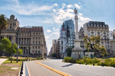 Buenos aires, Argentina - 28 Ekim 2022: Önünde küçük bir park bulunan tarihi bir binada bulunan yüksek mahkeme veya adalet sarayı