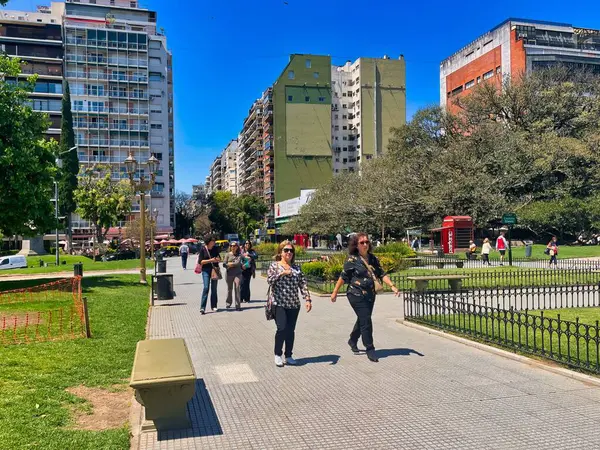 Buenos aires, Arjantin - 27 Ekim 2022: İspanyol sömürge beyaz kilisesinin önündeki Recoleta parkında yürüyen insanlar