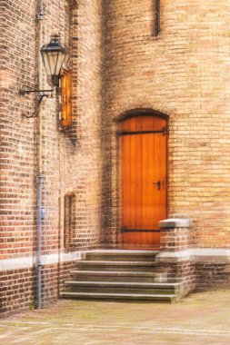 Lahey, Hollanda - 22 Ekim 2020: Hollanda parlamentosundaki tarihi ve ortaçağ şövalyeleri salonuna giriş kapısı