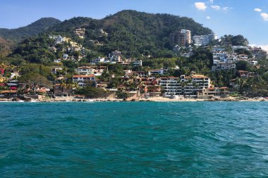 Puerto Vallarta, Meksika - 5 Şubat 2017: Pasifik Okyanusu kıyısındaki körfezde tatil villaları ve tatil beldeleri olan tepe manzarası