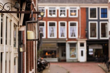 Lahey, Hollanda - 29 Ocak 2021: Tipik bir Hollandalı klasik şehir caddesinde asılı duran ön cephe feneri Lahey