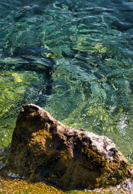 Montreux, İsviçre, Eylül 05: 2020: Kristal berrak su ve Cenevre 'nin dağ ve buzullu gölünün bir kayası.