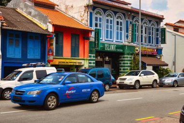 Singapur, Singapur - 28 Kasım 2012: Singapur şehir merkezinde caddeler boyunca uzun koloni tüccarları evleri