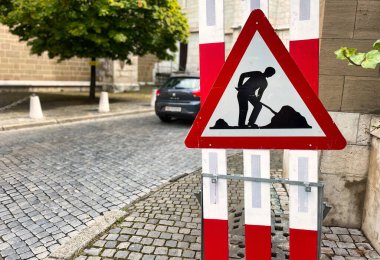 Cenevre, İsviçre - 15 Eylül 2021: uyarı işareti ve ışık bir çalışma ya da kaçakçılık bölgesini gösteriyor ve yol kullanıcılarının ilgiye ihtiyacı var