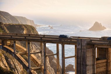 Big Sur, ABD - 18 Şubat 2020: Big Sur ve dünyaca ünlü Bixby Köprüsü 'nün etkileyici bir manzarası