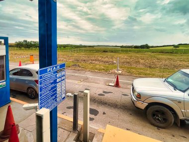 La paz, uruguay - 30 Ekim 2022: Montevideo ve Colonia arasındaki gişede arabalar