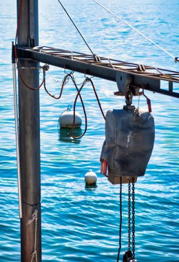 Montreux, İsviçre, Eylül 05: 2020: Cenevre Gölü kıyısındaki bir marinada metal paslı teçhizat ve kablolar kullanılıyor