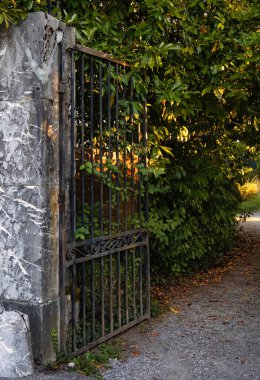Talloires, Fransa - Eylül 08 2020: eski bir yerleşim yerinin girişindeki tarihi taş duvara demirden bir kapı