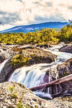 Puerto Varas, Şili - 10 Kasım 2014: Şili 'nin güneyindeki dağlara dökülen sular, çağlayan kayalar ve çağlayan nehirler veya dereler