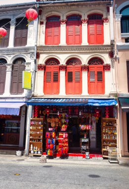 Singapur, Singapur - 28 Kasım 2012: Singapur şehir merkezinde caddeler boyunca uzun koloni tüccarları evleri