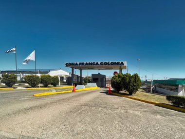colonia del sacramento, uruguay - Kasım 2 2022: Koloni serbest ticaret bölgesine giriş vergi ve gümrük yardımları olarak ticari avantajlar sunuyor